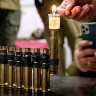 Chanuka: světlo radosti v moři slz