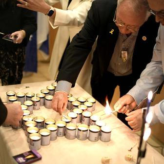 Chanuka: světlo radosti v moři slz