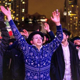 Chanuka: světlo radosti v moři slz