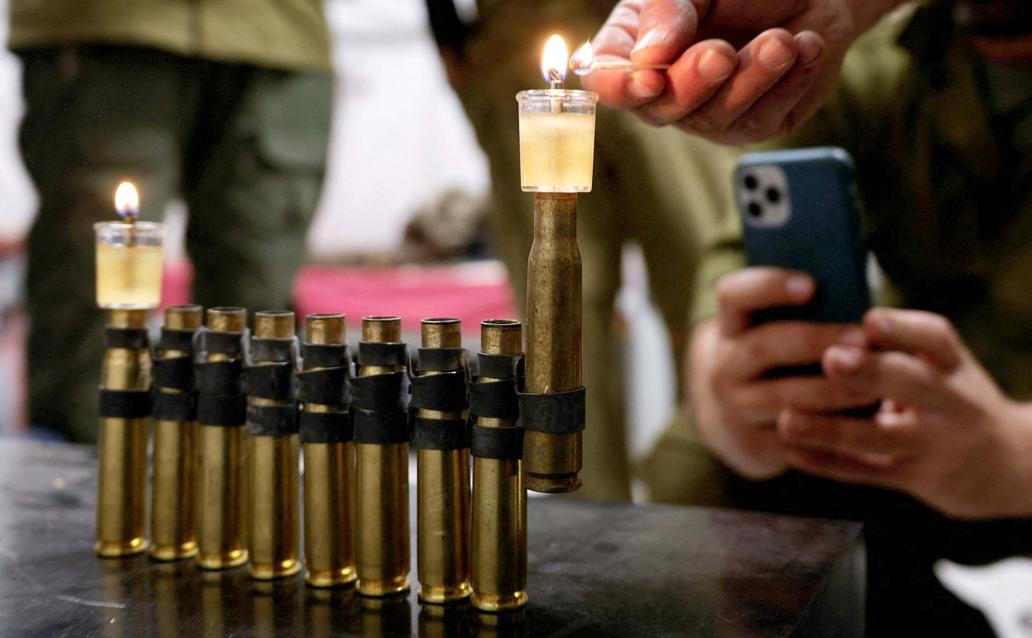 Chanuka: světlo radosti v moři slz