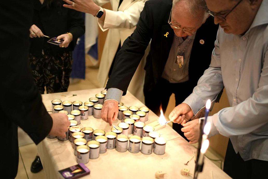 Chanuka: světlo radosti v moři slz