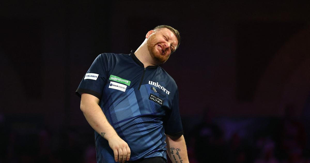 Výbuch vzteku na MS v šipkách. Skot se popálil a bušil pěstí, diváci ho vypískali