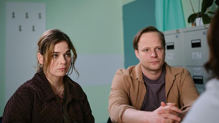 Pavla Gajdošíková jako Linda a Kryštof Hádek jako její partner ve filmu Tanec s medvědem, který přináší příběh o těžkém životním rozhodnutí, lidskosti a lásce.