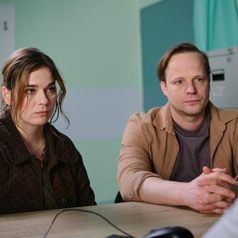 Pavla Gajdošíková jako Linda a Kryštof Hádek jako její partner Marek ve filmu Tanec s medvědem.