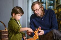 Vladimír Javorský hraje ve filmu Tanec s medvědem Lindina otce.