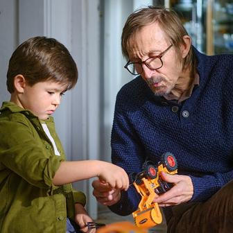 Vladimír Javorský hraje ve filmu Tanec s medvědem Lindina otce.