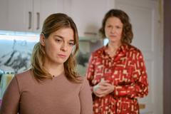 Pavla Gajdošíková coby Linda se svojí matkou v podání Kláry Melíškové.