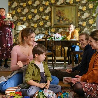 Pavla Gajdošíková jako Linda s rodinou ve filmu Tanec s medvědem.