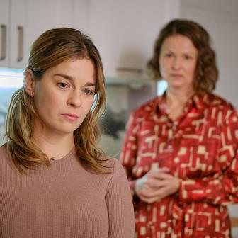 Pavla Gajdošíková coby Linda se svojí matkou v podání Kláry Melíškové.