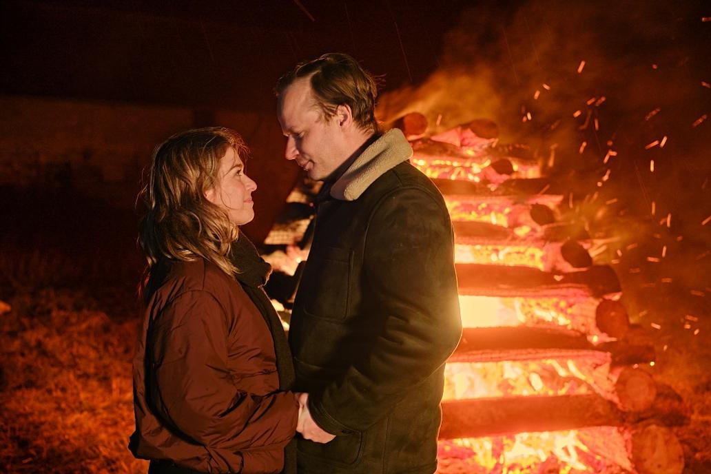 Pavla Gajdošíková a Kryštof Hádek jako pár, který stojí před složitým životním rozhodnutím. 