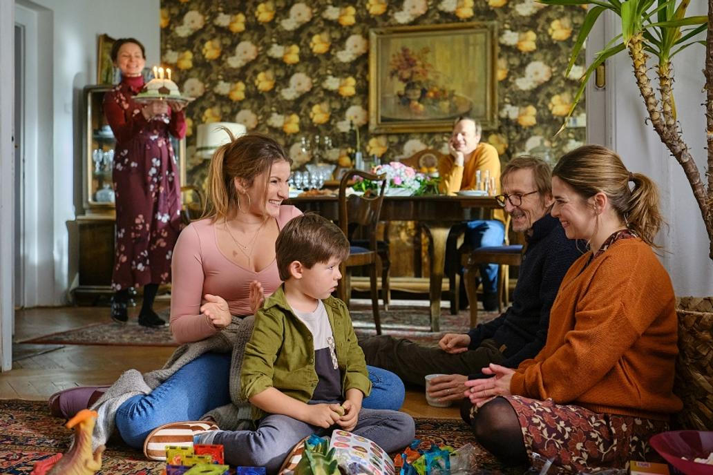 Pavla Gajdošíková jako Linda s rodinou ve filmu Tanec s medvědem.