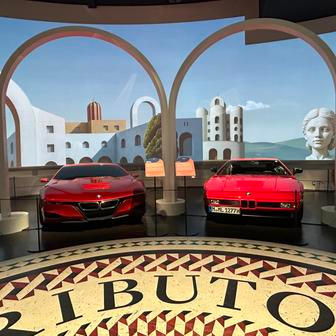 Vpravo legendární supersport BMW M1, které navrhl Giugiaro, vpravo jeho moderní pocta M1 Hommage.