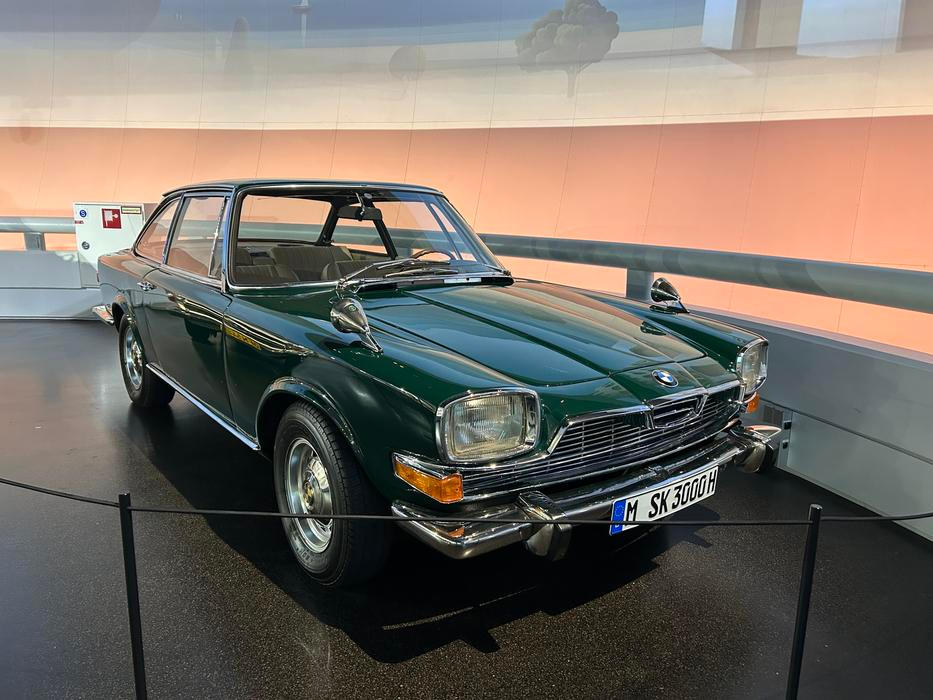 Luxusní kupé s V8 pod kapotou od automobilky Glas. I pro jeho italský design se mu vžilo označení Glaserati, navrhl jej Ital Pietro Frua. Když BMW koupilo automobilku Glas i s jejím výrobním závodem, chvíli modely prodávalo pod označením BMW-Glas. Poté ale značka zanikla.