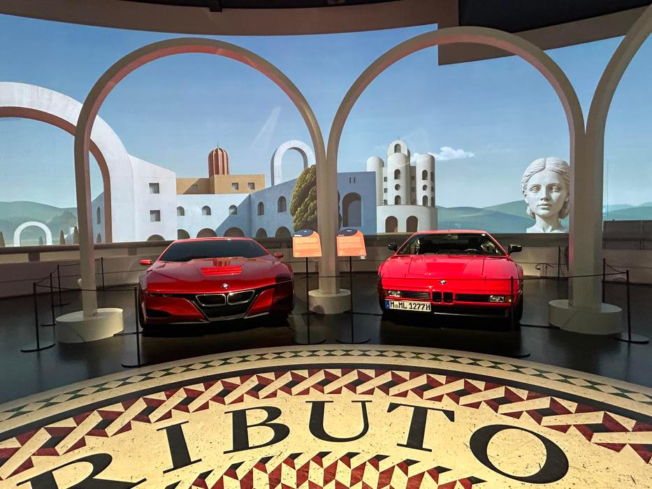 Vpravo legendární supersport BMW M1, které navrhl Giugiaro, vpravo jeho moderní pocta M1 Hommage.