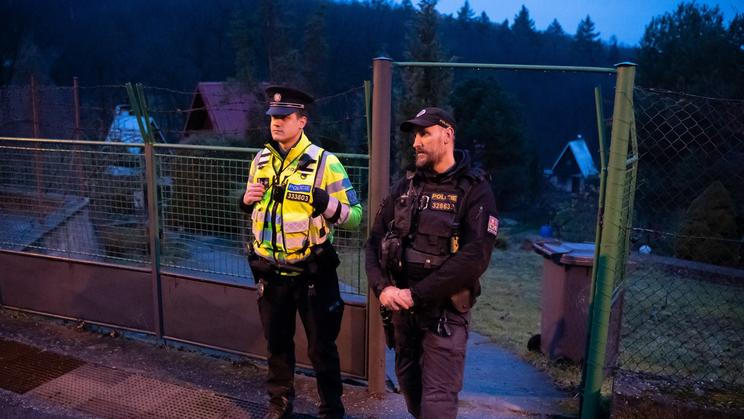 Policie hlídá vstup do chatové oblasti ve Žlutavě, kde byl držen unesený chlapec.