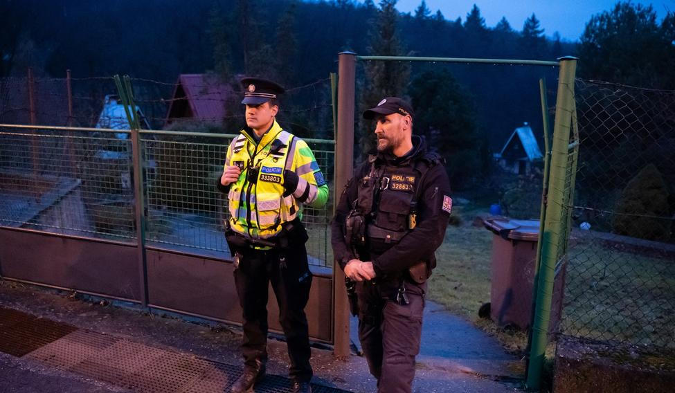 Policie hlídá vstup do chatové oblasti ve Žlutavě, kde byl držen unesený chlapec.