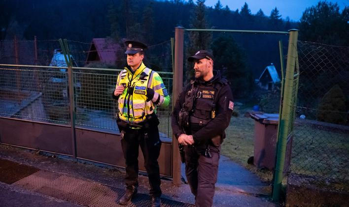 Policie hlídá vstup do chatové oblasti ve Žlutavě, kde byl držen unesený chlapec.