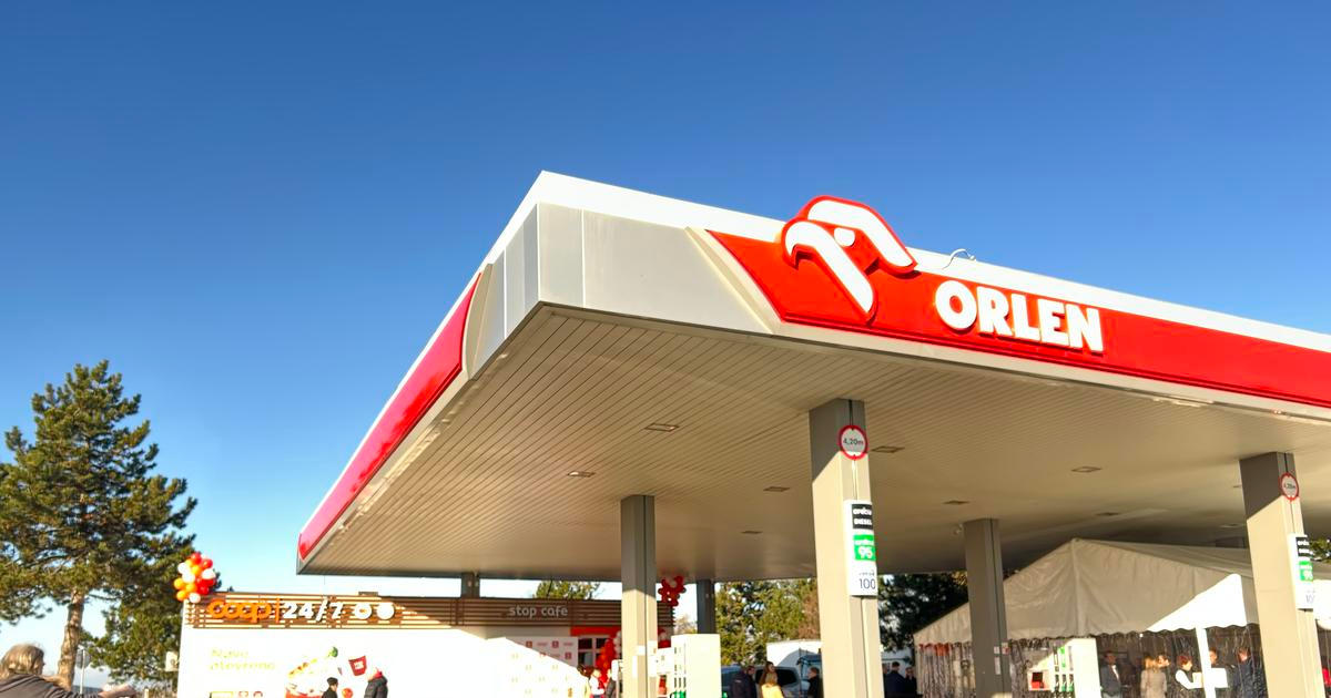 První pumpa u dálnice s obchodem bez obsluhy. Láká na nízké ceny, jen párek v rohlíku automat ještě neumí