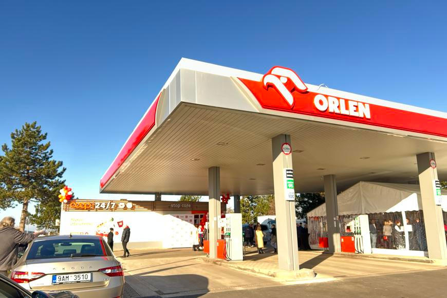 První pumpa u dálnice s obchodem bez obsluhy. Láká na nízké ceny, jen párek v rohlíku automat ještě neumí