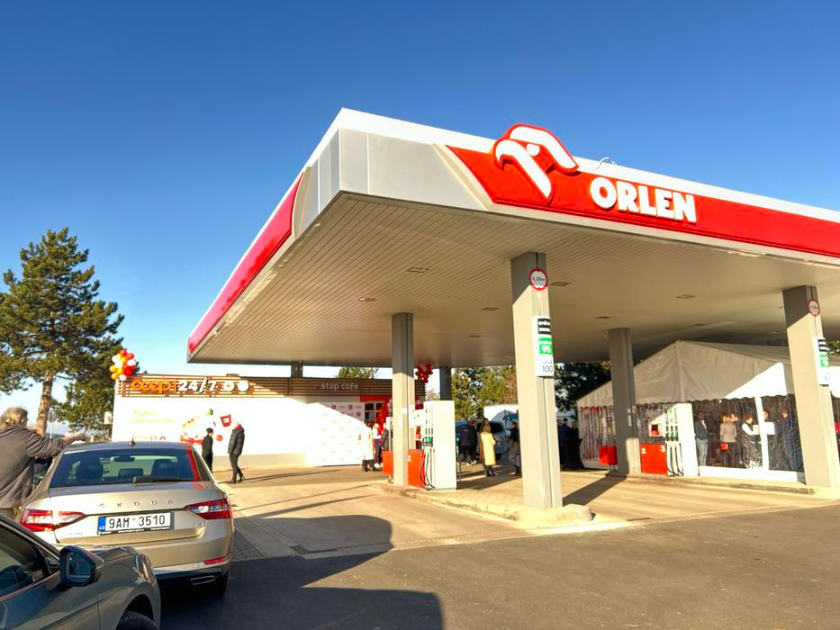 Bezobslužná pumpa Orlen u dálnice D7 u Panenského Týnce s bezobslužnou prodejnou COOP