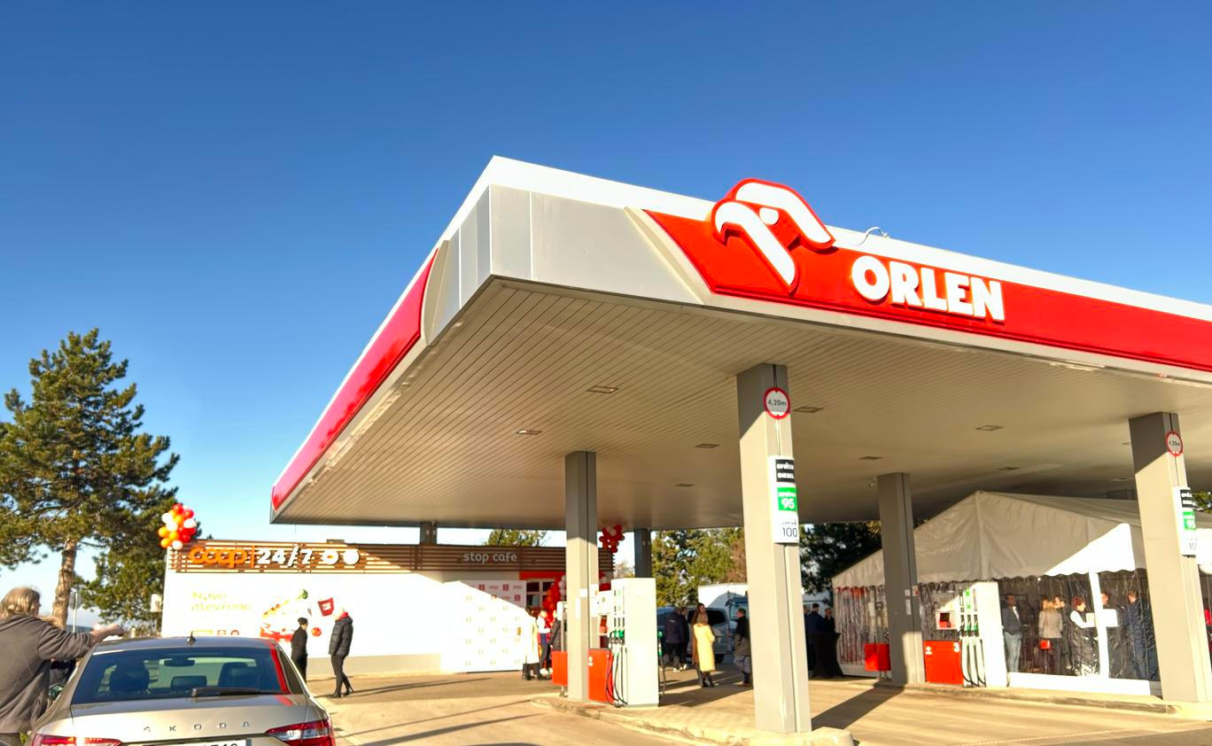 Bezobslužná pumpa Orlen u dálnice D7 u Panenského Týnce s bezobslužnou prodejnou COOP