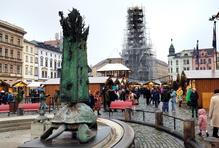 Arionova kašna, v pozadí vánoční trhy a památka UNESCO - sloup Nejsvětější trojice. Olomouc, 5. prosince 2025.