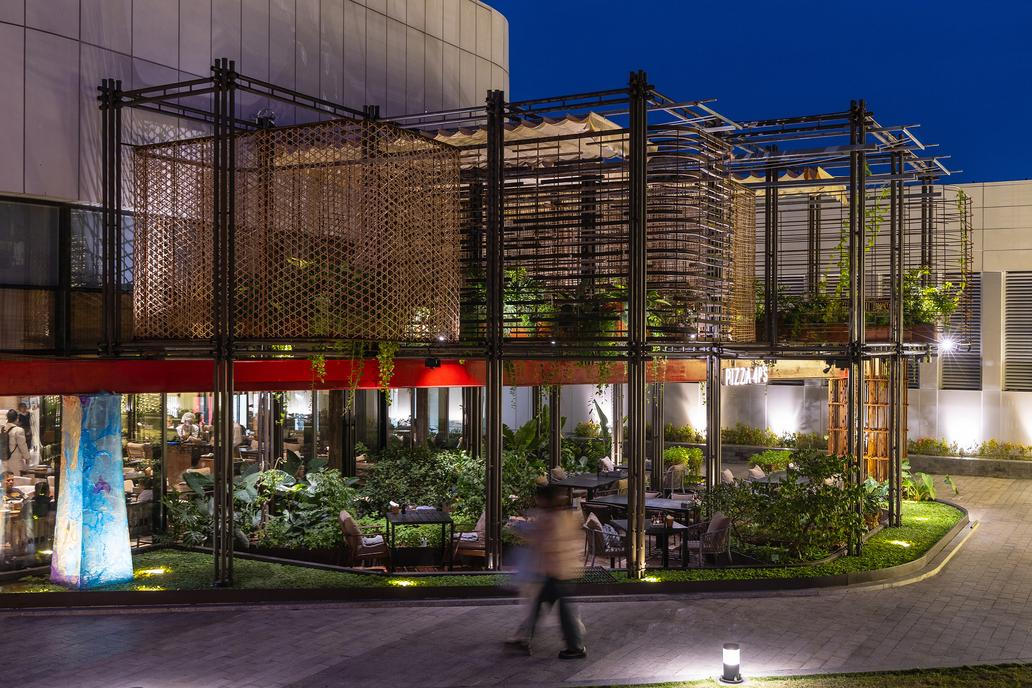 Zaměřuje se také na interiéry a exteriéry restaurací.