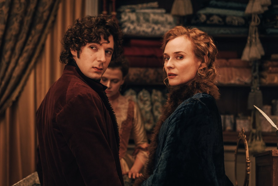 Vincent Lacoste v roli Valmonta a Diane Krugerová jako jeho teta, paní de Rosemonde, v seriálu Pokušení.