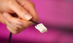 Ano, kdysi existovala doba, kdy nebyla wi-fi, a pokud jste se chtěli připojit k internetu, museli jste vypojit telefon a vytočit spojení.