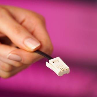 Ano, kdysi existovala doba, kdy nebyla wi-fi, a pokud jste se chtěli připojit k internetu, museli jste vypojit telefon a vytočit spojení.