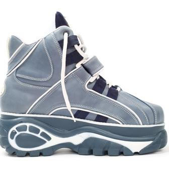 Nosily se boty s vysokými platformami (tady nás nostalgie nechytá).