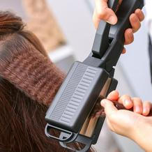 A největší trend byl mít žehličkou nakrepované vlasy.