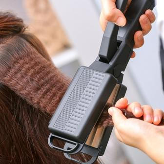 A největší trend byl mít žehličkou nakrepované vlasy.