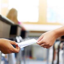 A o hodinách se místo textových zpráv tajně posílala psaníčka.