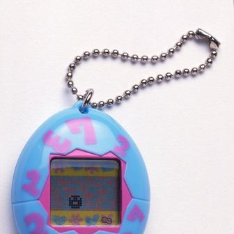 Pamatujete, když jsme všichni přijali do rodiny nového člena jménem Tamagotchi a starali se o něj pomalu líp než sami o sebe?