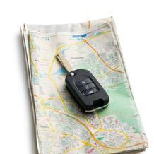 Mapy v autě - dříve absolutní nezbytnost při každém výletu, dnes už spíš zaprášená relikvie ve dveřích auta. Kdo by se přece hledal s cestou, když máme aplikace?