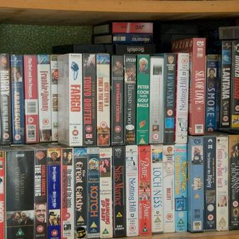 Chození do videopůjčoven bylo skoro posvátné. A ti "vyvolení" měli i hezkou sbírku originálních VHS doma.