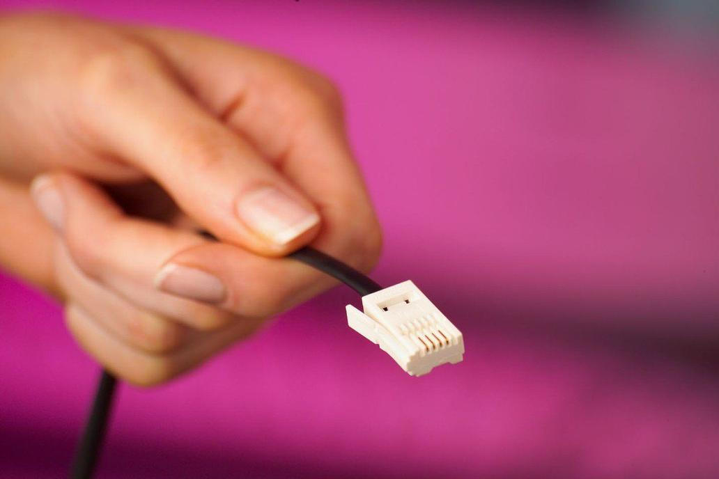 Ano, kdysi existovala doba, kdy nebyla wi-fi, a pokud jste se chtěli připojit k internetu, museli jste vypojit telefon a vytočit spojení.