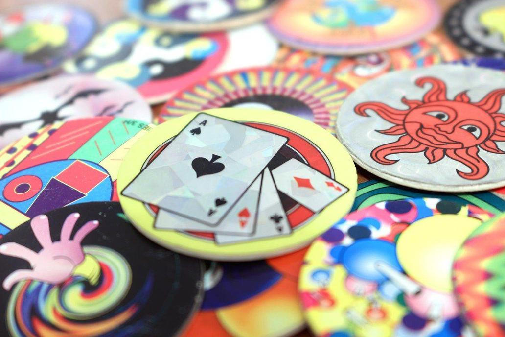 Ve škole na chodbě se hrály pogy. (Ta bolest, když jste prohráli!)