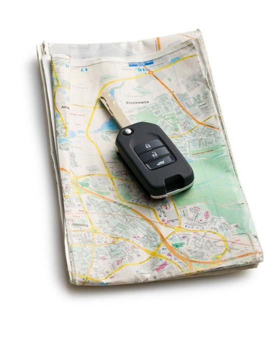 Mapy v autě - dříve absolutní nezbytnost při každém výletu, dnes už spíš zaprášená relikvie ve dveřích auta. Kdo by se přece hledal s cestou, když máme aplikace?