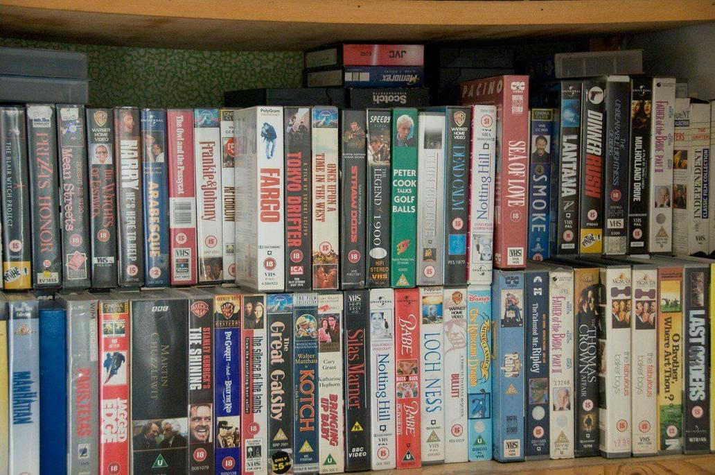 Chození do videopůjčoven bylo skoro posvátné. A ti "vyvolení" měli i hezkou sbírku originálních VHS doma.
