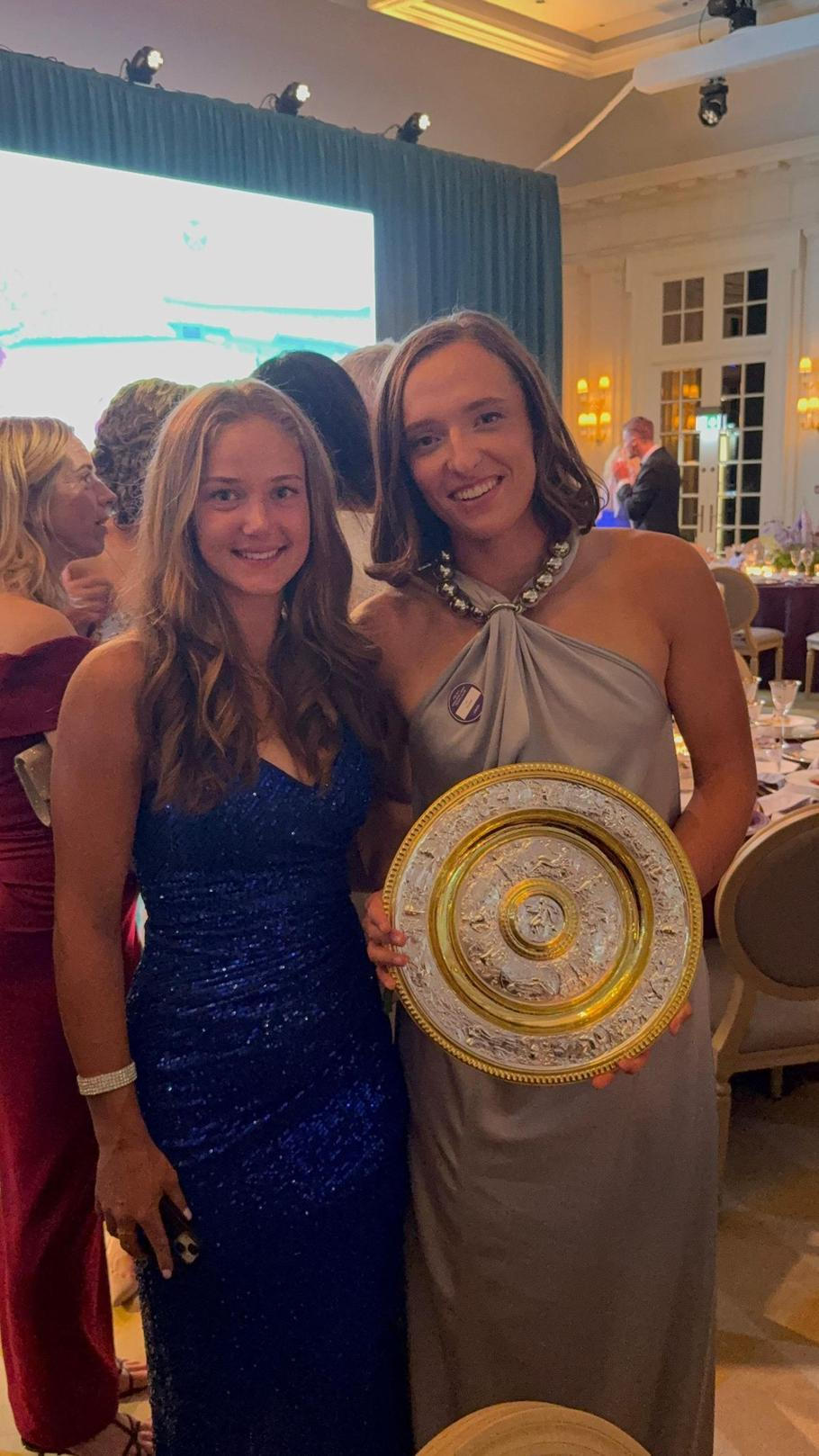 Vendula Valdmannová s Igou Šwiatekovou na plese wimbledonských šampionů