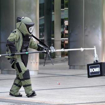 Pyrotechnici deaktivují výbušniny včetně improvizovaných zařízení nebo sebevražedných vest. Práce vyžaduje maximální koncentraci a odvahu kvůli vysokému riziku exploze. Technik EOD v ochranném obleku odstraňuje maketu bomby během protiteroristického cvičení v Soulu, Jižní Korea, 18. srpna 2010.