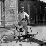 Čištění kanalizací zahrnuje odstraňování usazenin a nečistot z kanalizačních sítí pomocí speciálních nástrojů a techniky. Pracovníci čelí riziku kontaktu s nebezpečnými chemikáliemi a biologickým odpadem. Práce se odehrává v uzavřených prostorách s minimem ventilace a vyžaduje ochranné pomůcky. Na snímku jsou dělníci kanalizace při práci v ulicích Paříže, 1943.