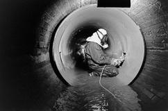 Pracovník v německém Offenbachu provádí průrazy pro domovní přípojky v plastovém kanalizačním potrubí. Datum: 3. srpna 1998.