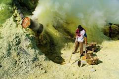 Těžaři síry pracují v extrémních podmínkách, často na dně kráteru aktivní sopky, jako je Kawah Ijen v Indonésii. Těžba zahrnuje odlamování síry z vulkanických stěn a dělníci ji musí přenášet na zádech. Práce probíhá v prostředí s vysokou koncentrací toxických plynů, často bez adekvátní ochrany, což vede k vážným zdravotním problémům.