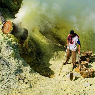 Těžaři síry pracují v extrémních podmínkách, často na dně kráteru aktivní sopky, jako je Kawah Ijen v Indonésii. Těžba zahrnuje odlamování síry z vulkanických stěn a dělníci ji musí přenášet na zádech. Práce probíhá v prostředí s vysokou koncentrací toxických plynů, často bez adekvátní ochrany, což vede k vážným zdravotním problémům.