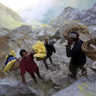 Síru nosí těžaři v koších na vzdálenost až tří kilometrů.