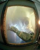 Podvodní svářeči opravují konstrukce pod hladinou za použití speciální techniky. Rizika zahrnují dekompresní nemoc a utonutí. Potápěč trénuje podvodní svařování v laboratoři Institutu elektrického svařování E. O. Patona v Kyjevě, Ukrajinská SSR, 70. léta.