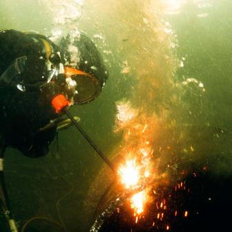 Potápěč svařuje kovovou konstrukci poblíž skotského města Fort William.